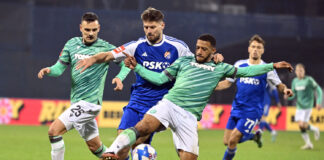 Hajduk – Dinamo prognoza: po 16 bodova, Mišić ne igra, a Hajduk je bez pobjede u šest derbija Igrači Hajduka u zelenim gostujućim dresovima i igrač Dinama u plavom dresu u duelu za loptu na vječnom derbiju