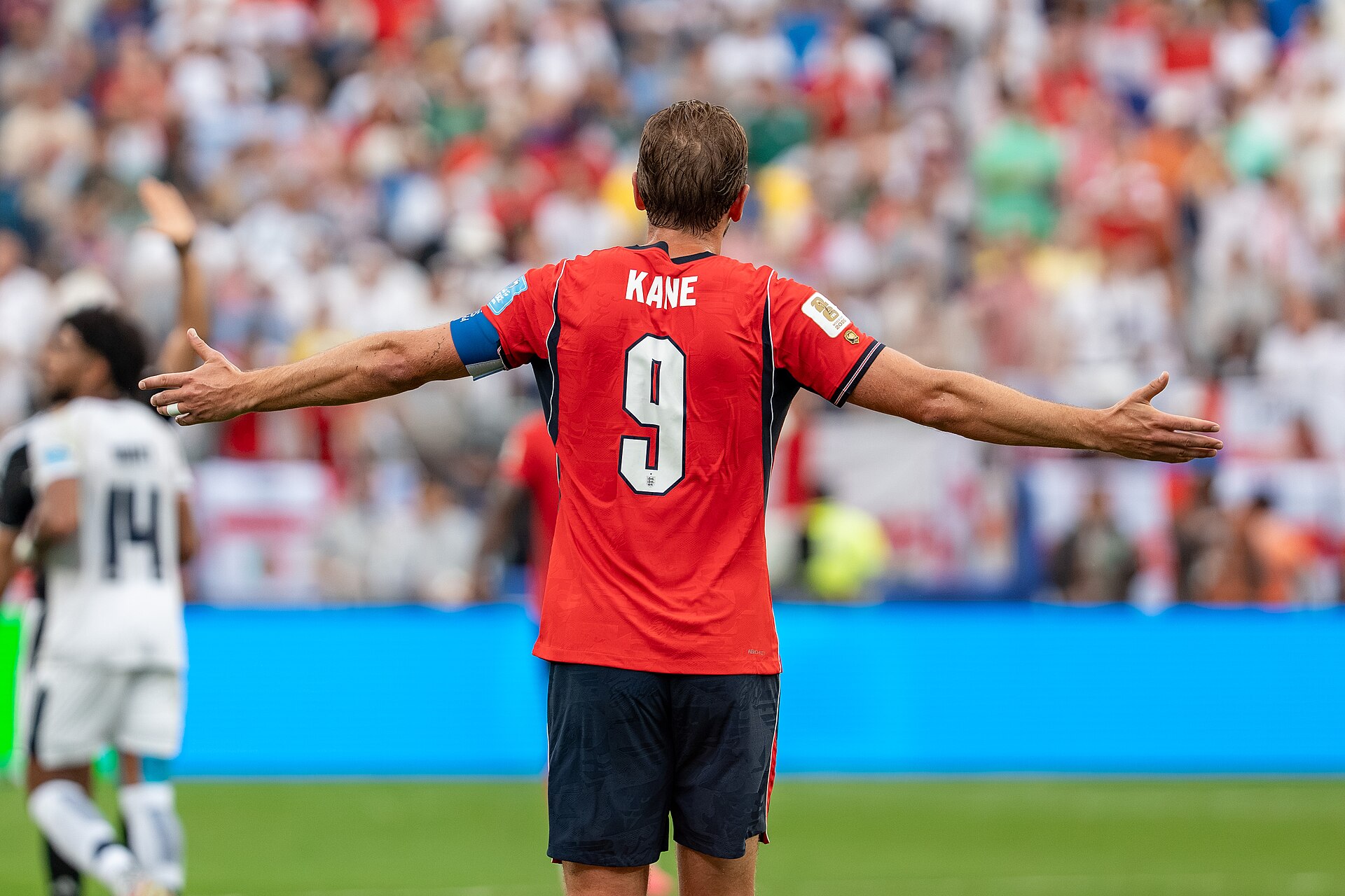 Harry Kane u dresu Engleske s kapetanskom vrpcom i brojem 9 na leđima