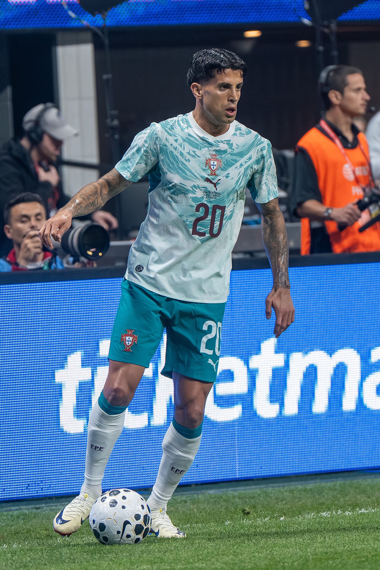 João Cancelo s brojem 20 u dresu reprezentacije Portugala s loptom uz aut-liniju