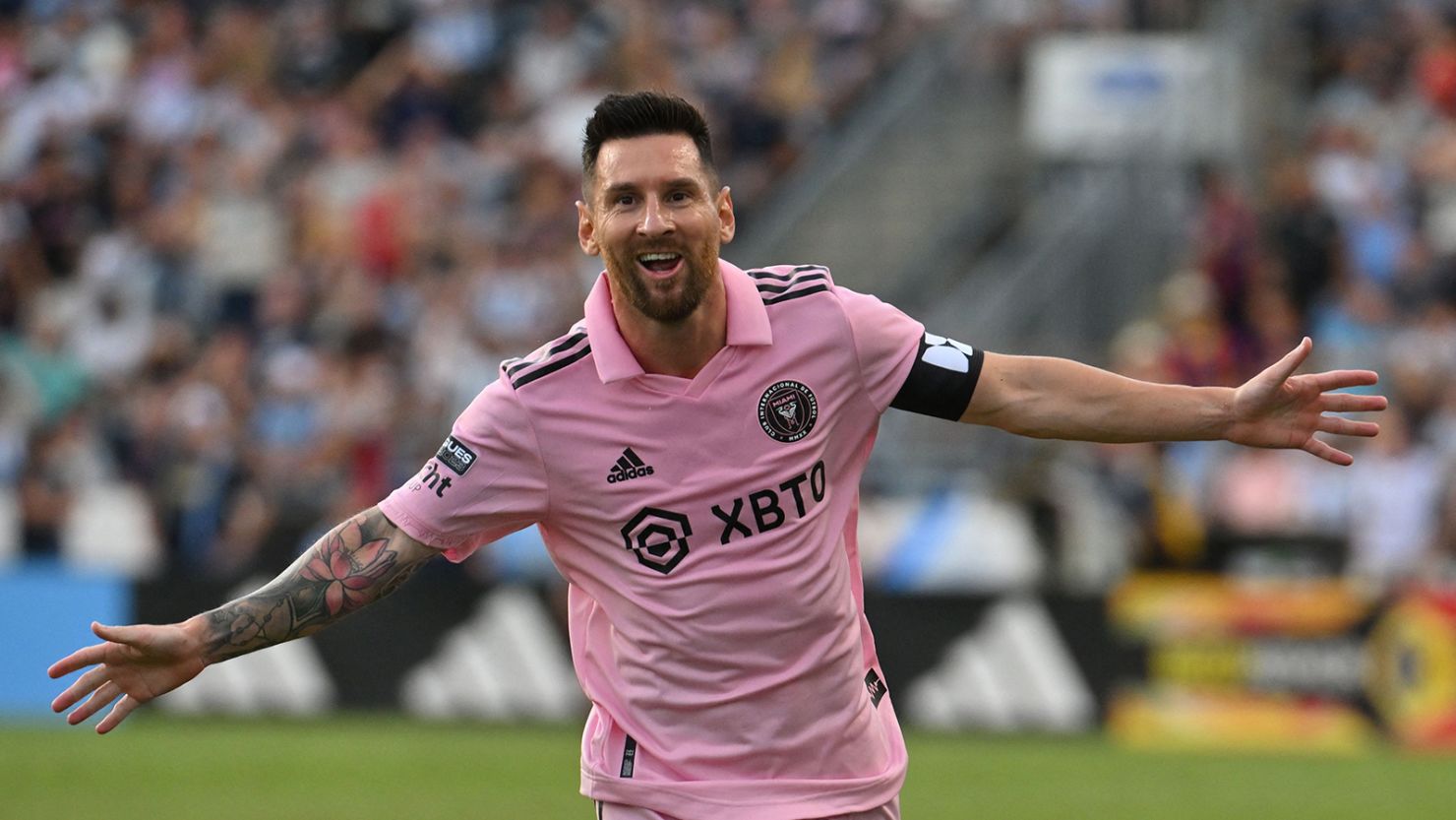 Lionel Messi u ružičastom dresu Intera Miami slavi pogodak raširenih ruku