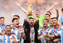 Messi u brojkama: 208 utakmica, 125 golova i 60 nastupa ispred drugog Argentinca Lionel Messi u dresu Argentine podiže pokal svjetskog prvaka okružen suigračima nakon finala 2022.