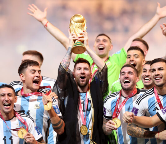 Messi u brojkama: 208 utakmica, 125 golova i 60 nastupa ispred drugog Argentinca Lionel Messi u dresu Argentine podiže pokal svjetskog prvaka okružen suigračima nakon finala 2022.