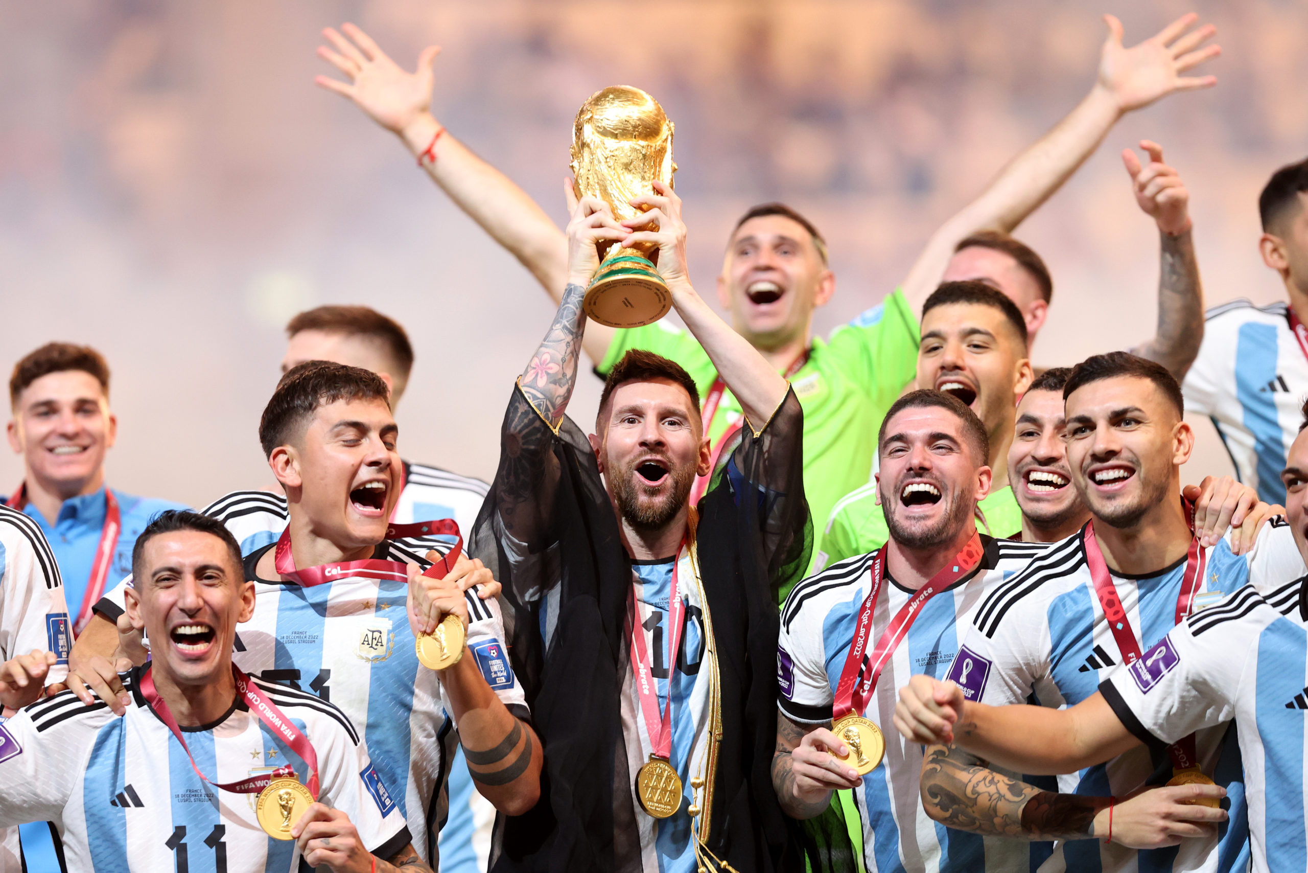 Lionel Messi podiže pokal svjetskog prvaka s argentinskim suigračima nakon finala 2022.