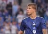 Vušković transfer: Bayern ga drži na popisu za 2027., a prvo mora prodati jednog od dvojice stopera Luka Vušković u plavo-crnom prugastom dresu Hamburger SV-a s brojem 44 na rukavu