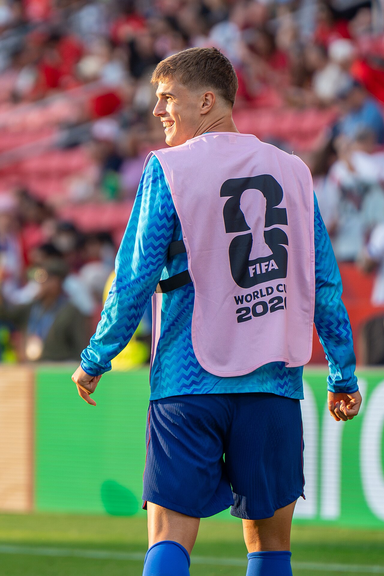 Luka Vušković u plavoj opremi hrvatske reprezentacije tijekom zagrijavanja