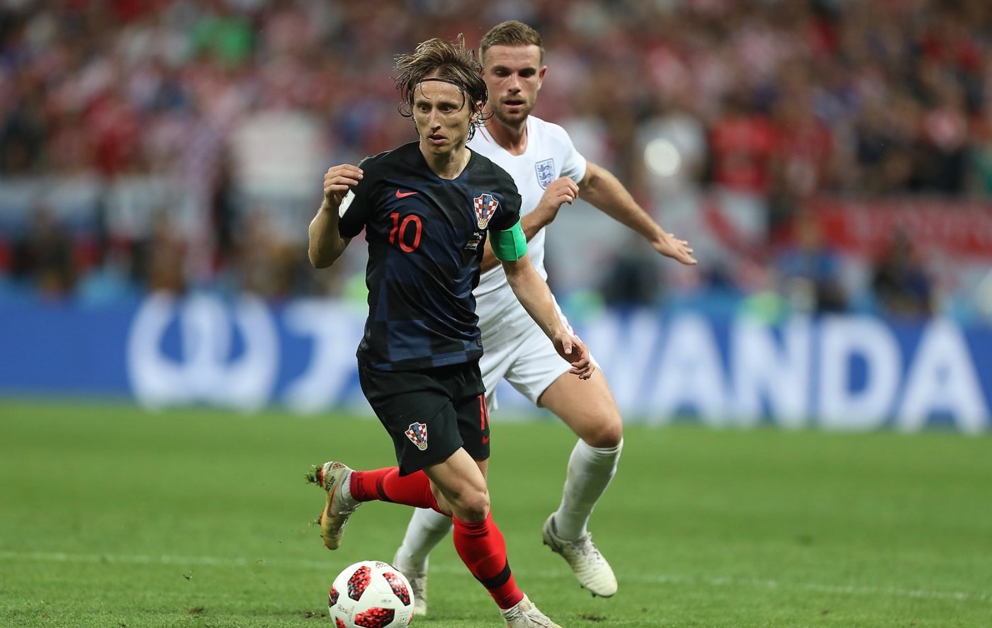 Luka Modrić u dvoboju s Jordanom Hendersonom u polufinalu Svjetskog prvenstva 2018. između Hrvatske i Engleske u Moskvi