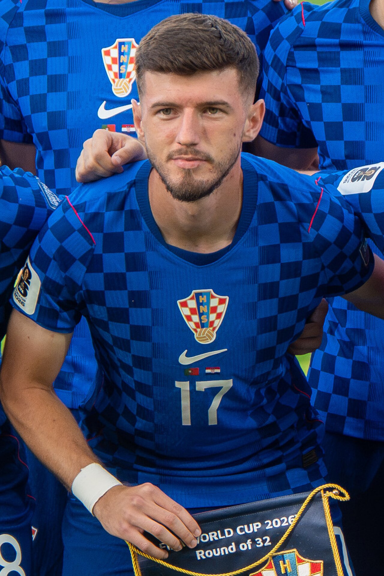 Petar Sučić na momčadskoj fotografiji hrvatske reprezentacije prije utakmice s Portugalom