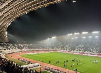 Hajduk – Ajax sastavi: Livaja na klupi, Hadžikadunić umjesto Racije u obrani Stadion Poljud u Splitu pod reflektorima tijekom zagrijavanja uoči utakmice Hajduka
