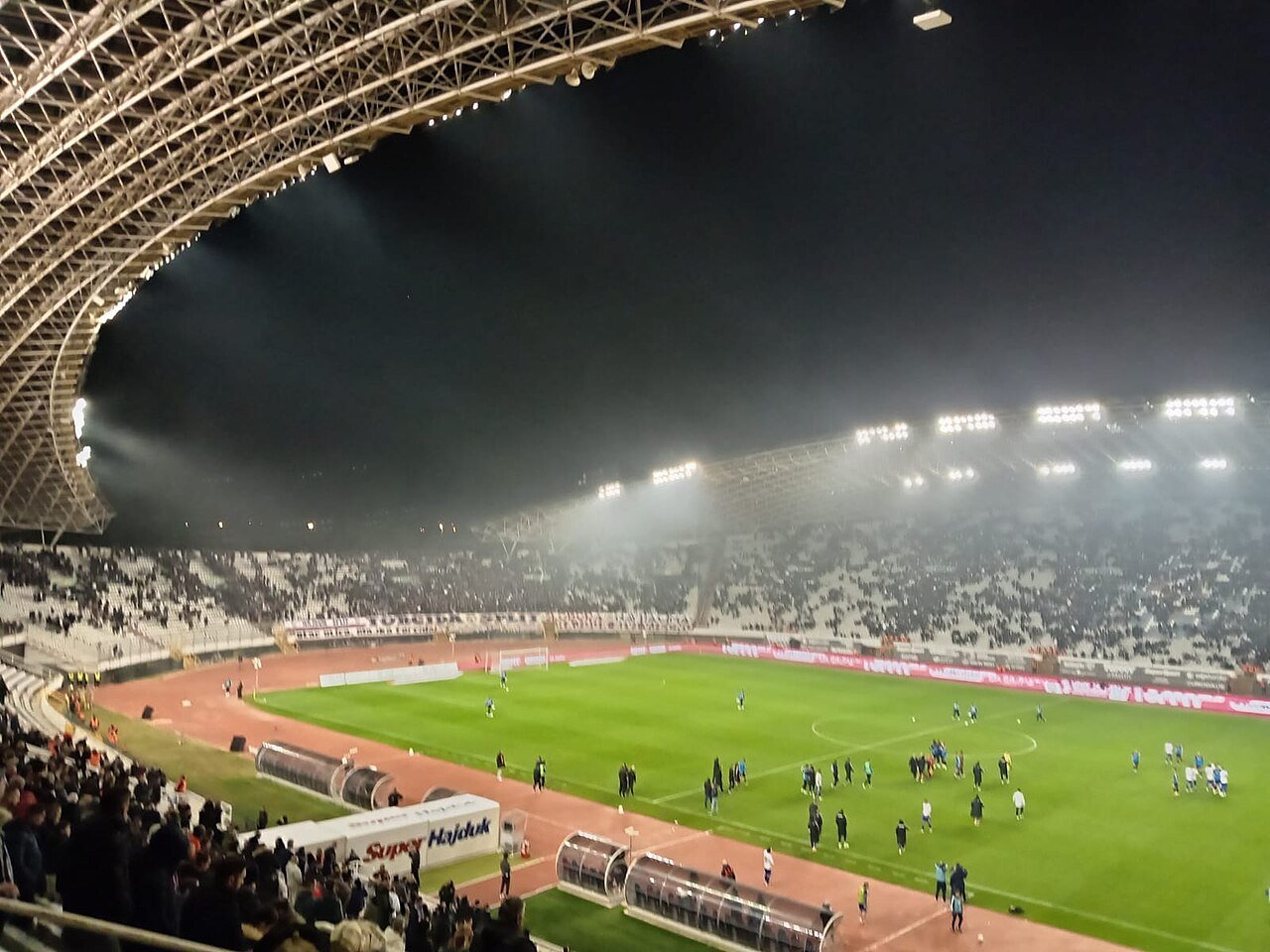 Stadion Poljud u Splitu pod reflektorima tijekom zagrijavanja uoči utakmice Hajduka