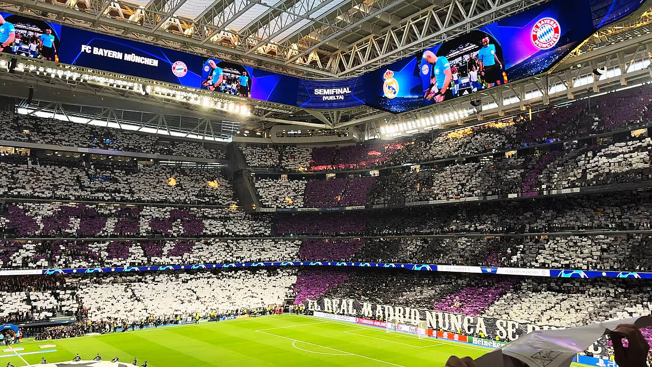 Pune tribine stadiona Santiago Bernabéu u Madridu u noći Lige prvaka