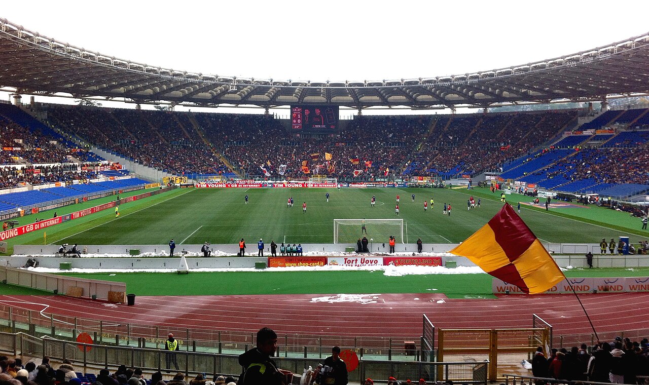 Stadio Olimpico u Rimu tijekom utakmice Roma – Inter s navijačima Rome na tribinama i zastavom u klupskim bojama