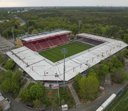 Union Berlin – Dortmund prognoza i tip: Kovač u Berlinu traži pobjedu nakon dva neuspjeha zaredom, subota u 15:30 Stadion An der Alten Försterei, dom Union Berlina, snimljen iz zraka: nadstrešnice tribina i travnjak okruženi šumom