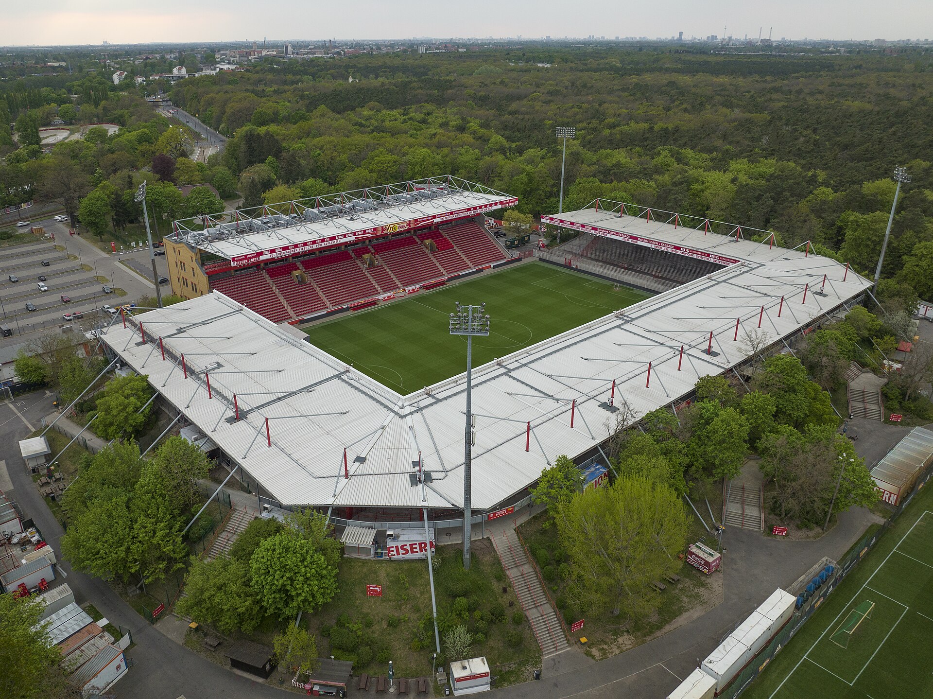 Stadion An der Alten Försterei, dom Union Berlina, snimljen iz zraka: nadstrešnice tribina i travnjak okruženi šumom