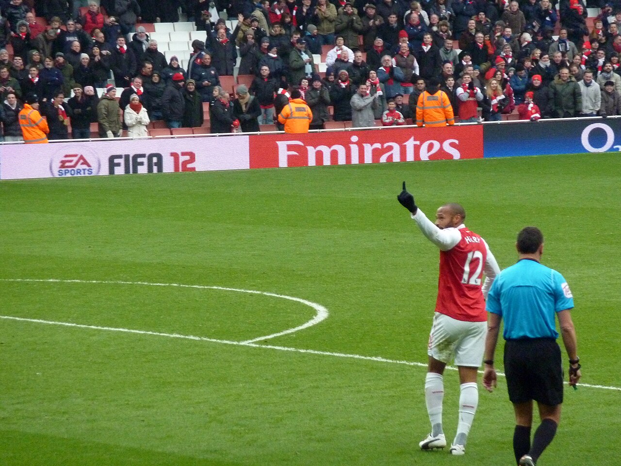 Thierry Henry u dresu Arsenala s brojem 12 pokazuje prstom prema tribini na Emirates Stadiumu