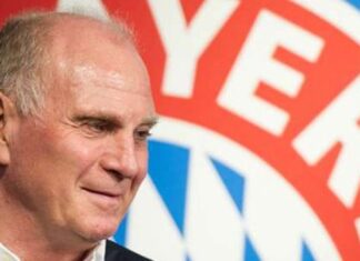 Hoeneß: „Liga nacija je vic godine” – nakon Kovača i Bayernov patron napada novi kalendar Uli Hoeneß, počasni predsjednik Bayerna, ispred grba kluba, arhivska fotografija