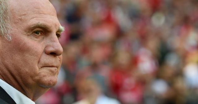 Uli Hoeneß u profilu na stadionu, arhivska fotografija