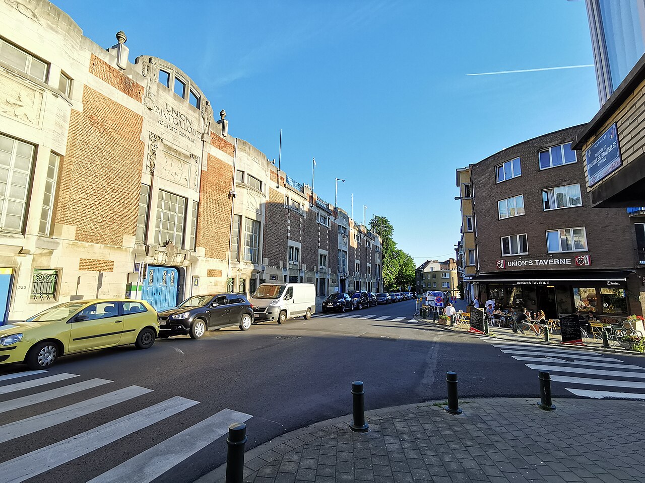 Ulica uz Stade Joseph Marien u bruxelleskoj općini Saint-Gilles, s pročeljem stadiona i kafićem Union’s Taverne