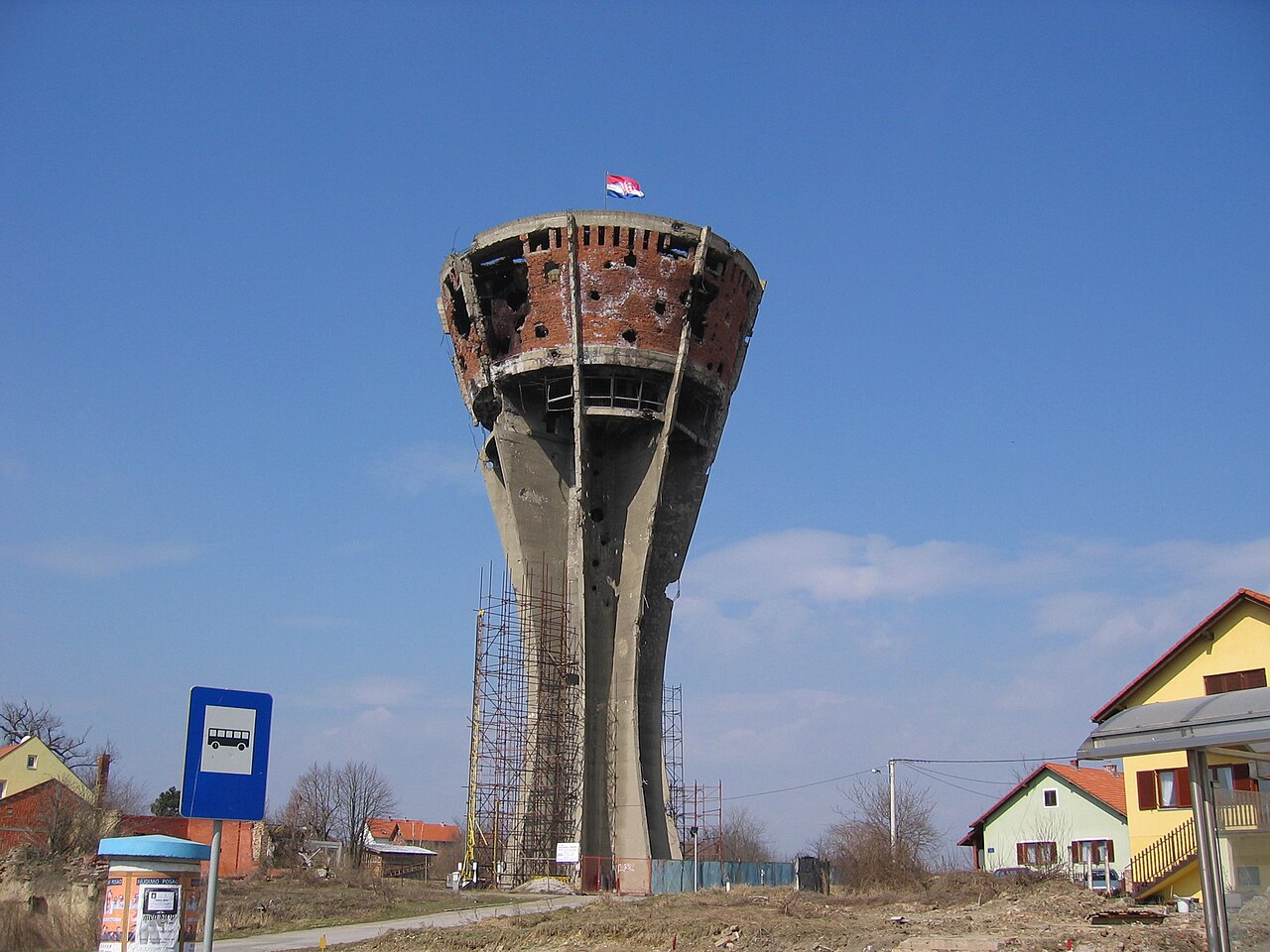 Vukovarski vodotoranj s hrvatskom zastavom na vrhu