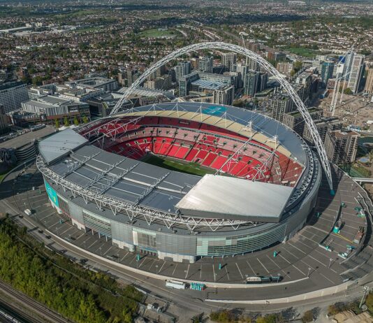 Engleska – Češka prognoza: Kane izjednačuje Shiltona, a Češka na Wembley stiže s nula bodova Zračna fotografija stadiona Wembley u Londonu s lukom iznad crvenih tribina