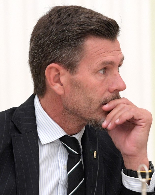 Zvonimir Boban u tamnom odijelu, portret iz profila